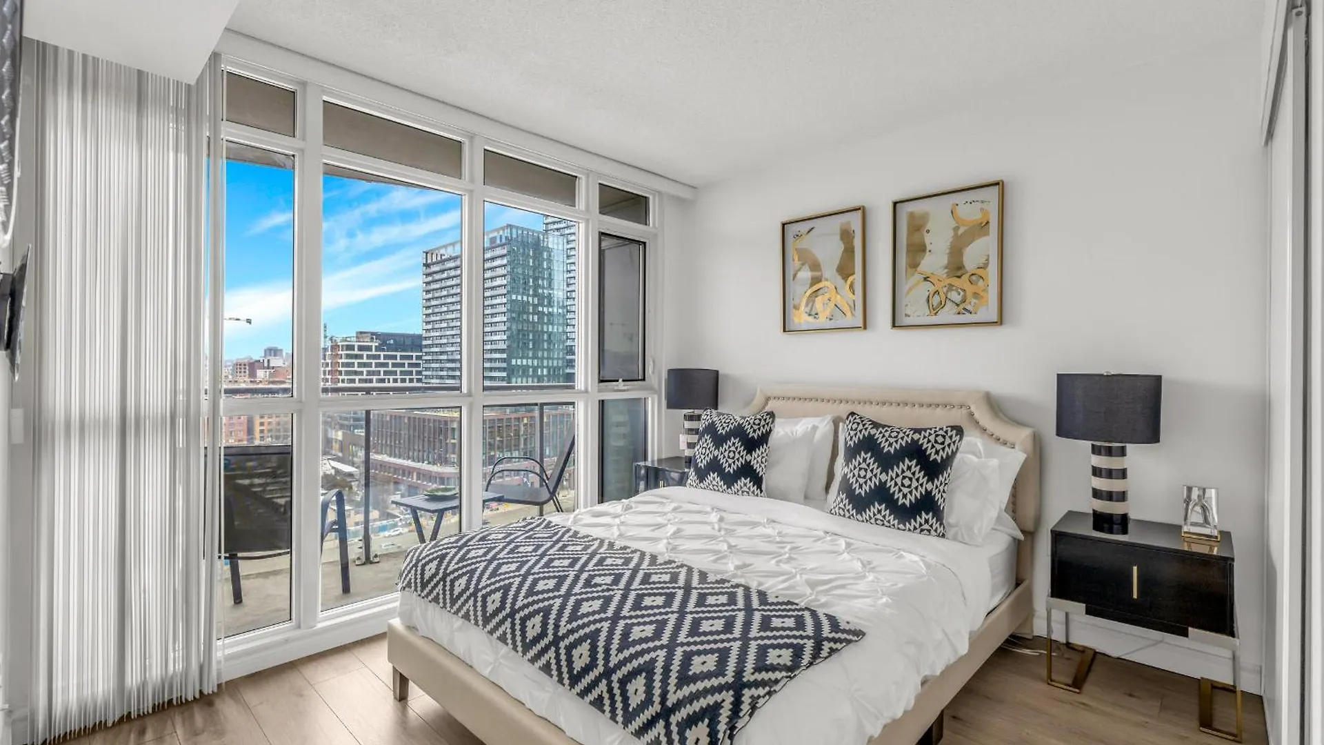 Beautiful 2 Bedroom Downtown Toronto Condo Apartment