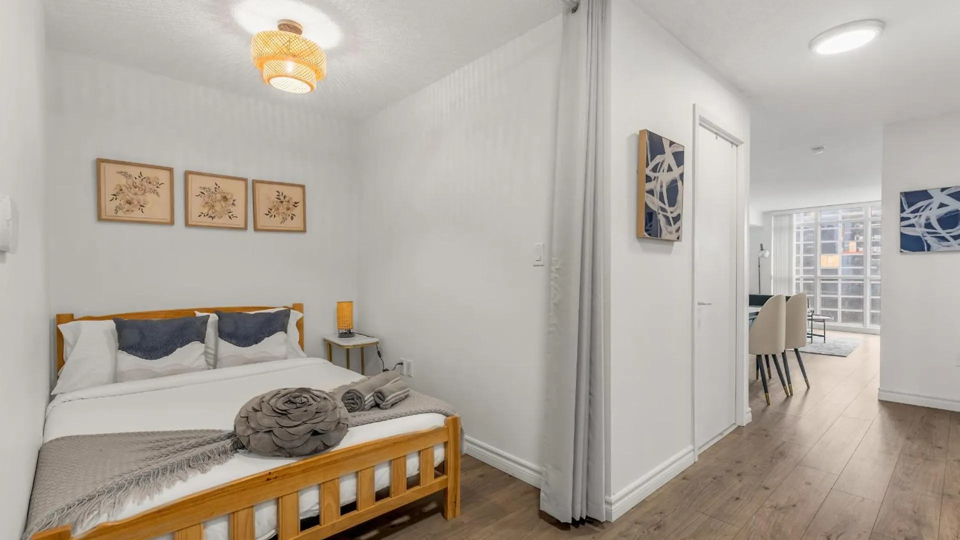 Beautiful 2 Bedroom Downtown Toronto Condo