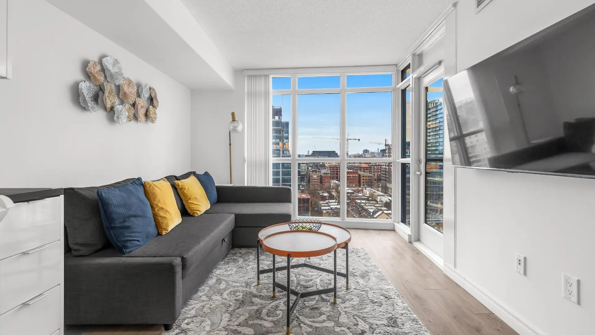 Beautiful 2 Bedroom Downtown Toronto Condo