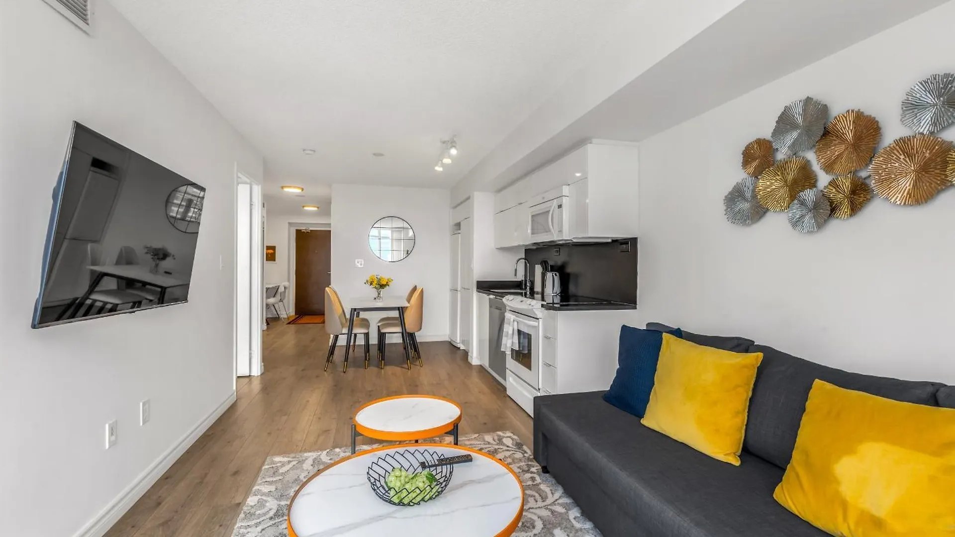 Beautiful 2 Bedroom Downtown Toronto Condo 0*,