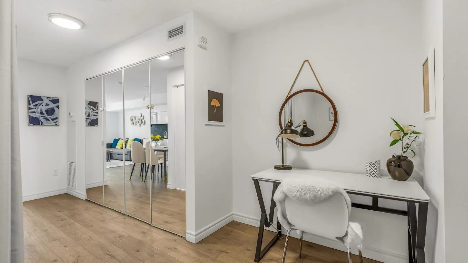 Beautiful 2 Bedroom Downtown Toronto Condo Apartment