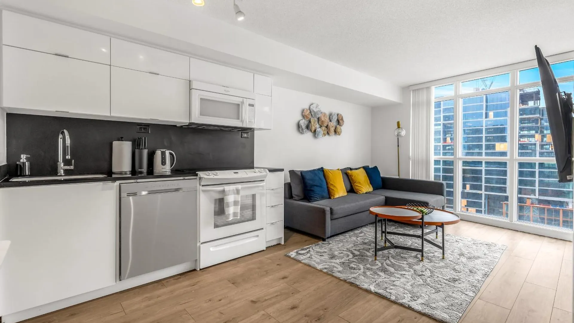 Beautiful 2 Bedroom Downtown Toronto Condo Apartment