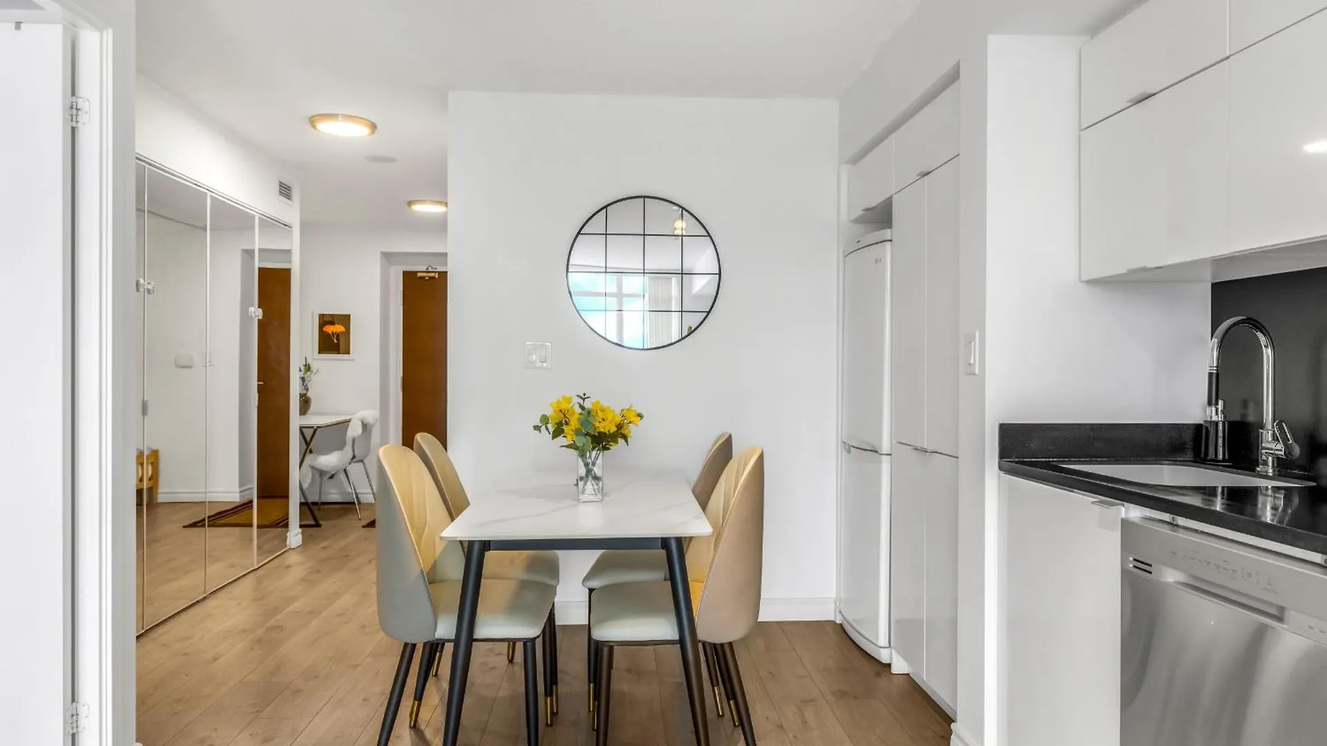 Beautiful 2 Bedroom Downtown Toronto Condo