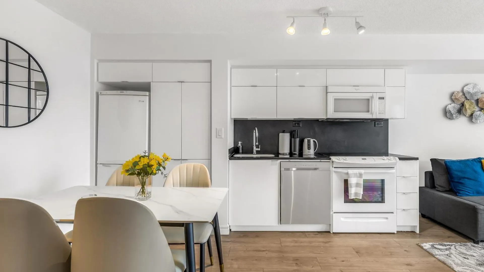 Beautiful 2 Bedroom Downtown Toronto Condo 0*,