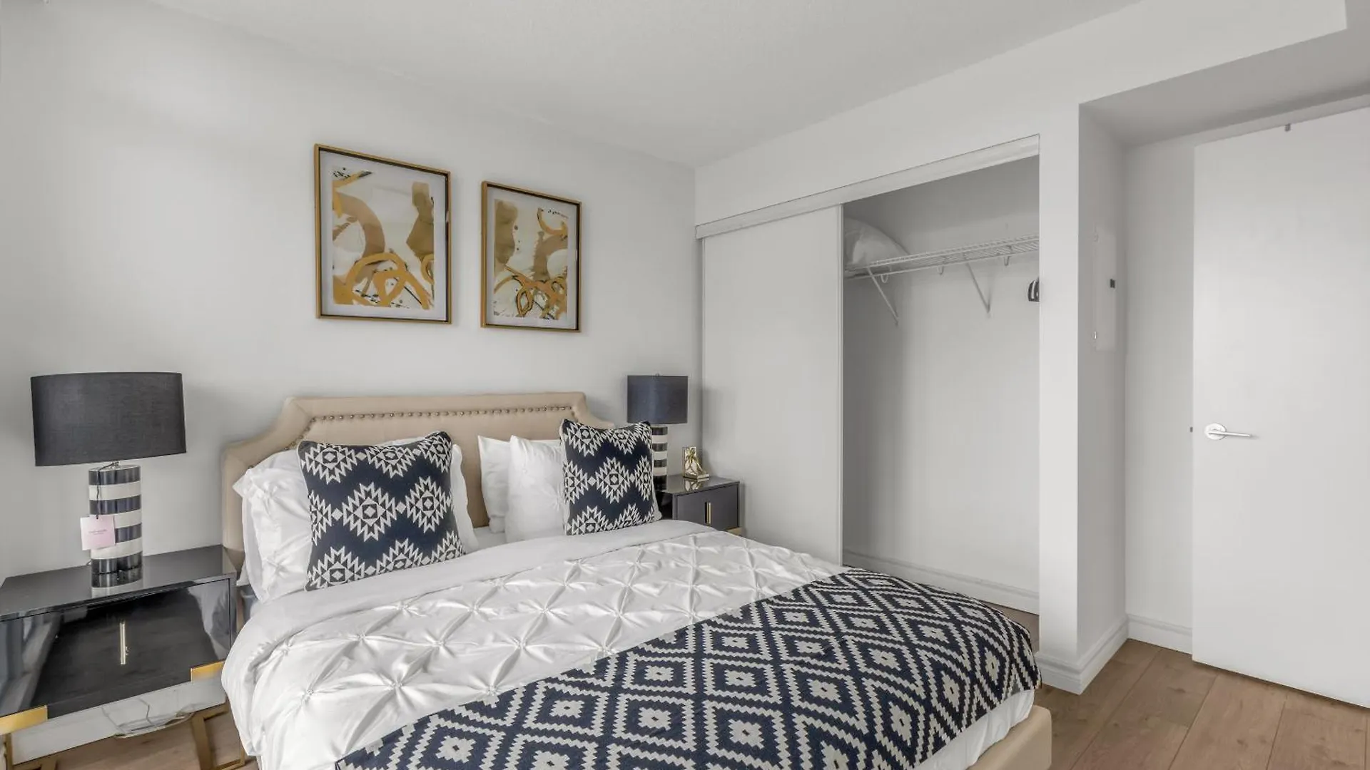 Beautiful 2 Bedroom Downtown Toronto Condo 0*,  Canada