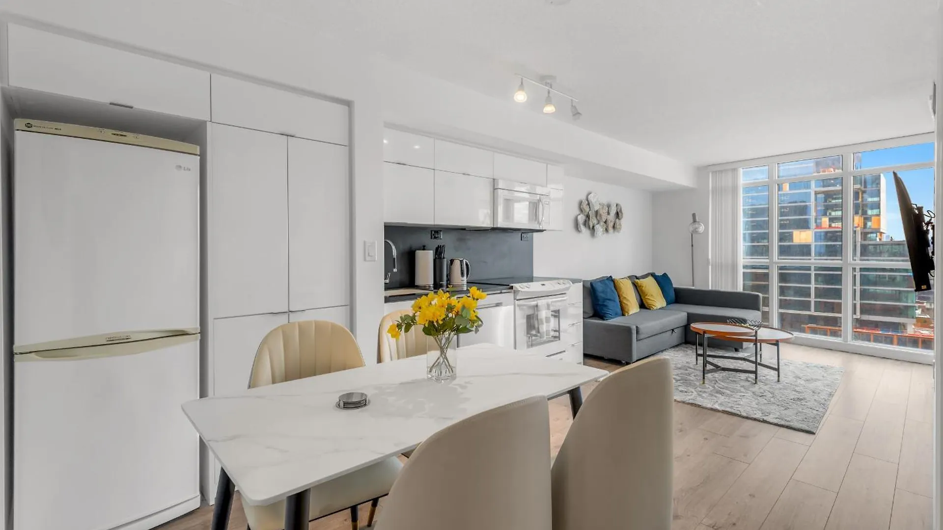 Beautiful 2 Bedroom Downtown Toronto Condo
