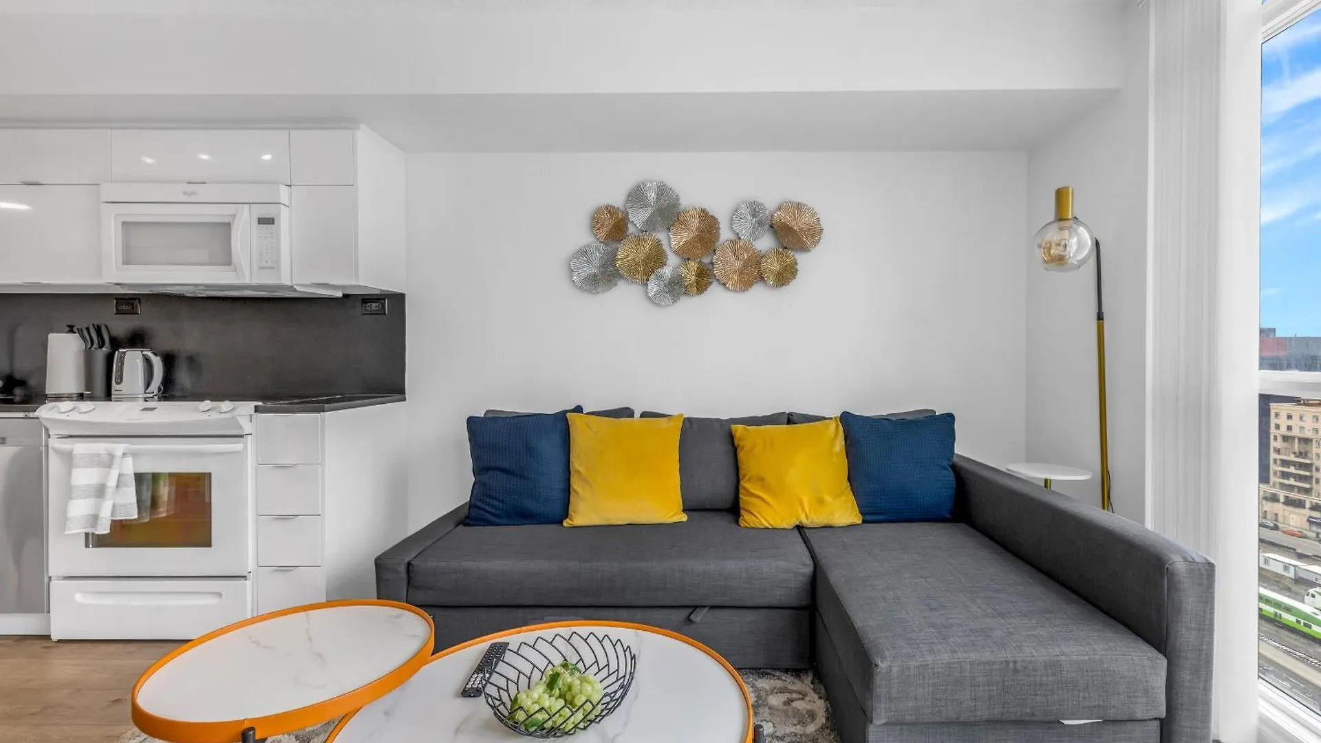 Beautiful 2 Bedroom Downtown Toronto Condo Apartman